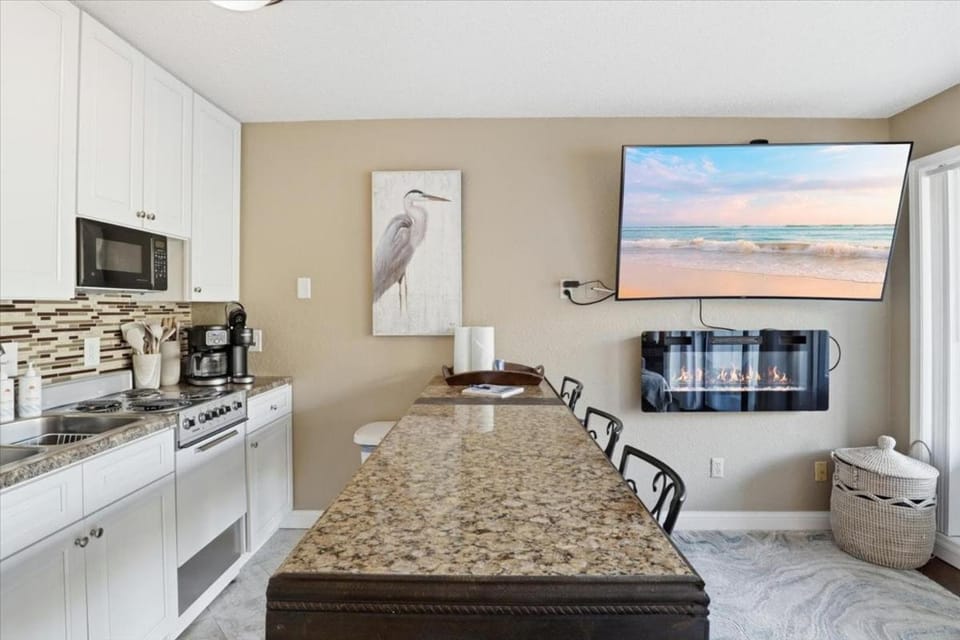 TV and multimedia, Kitchen or kitchenette, Dining area, oven, kitchen