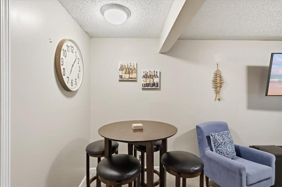 TV and multimedia, Seating area, Dining area
