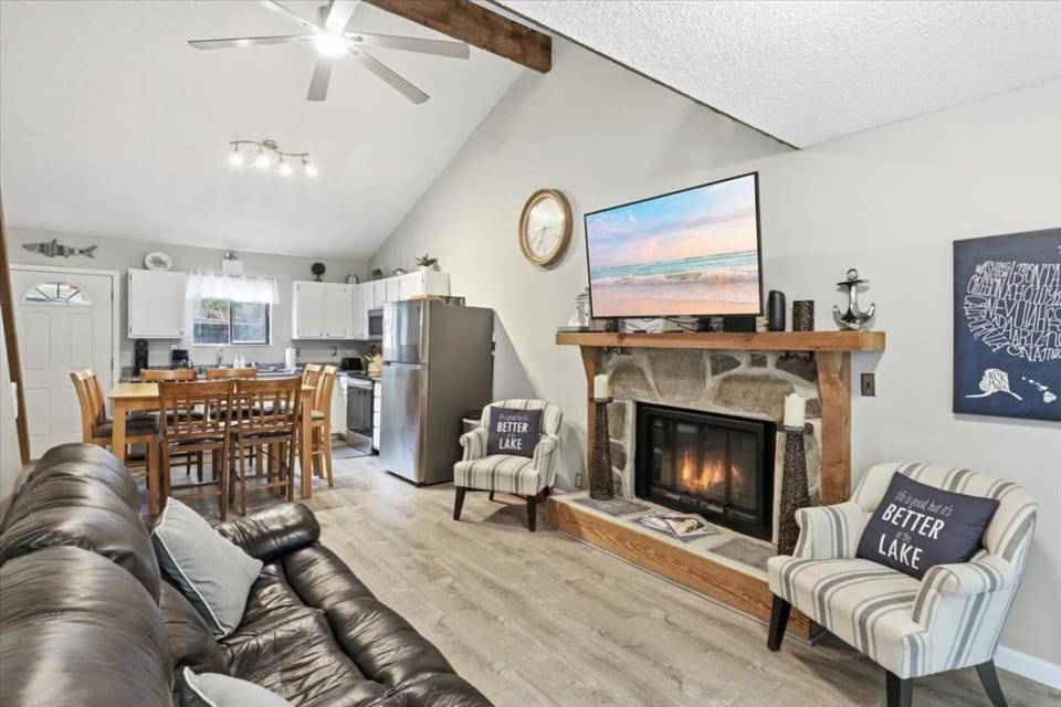TV and multimedia, Living room, Seating area, Dining area, fireplace