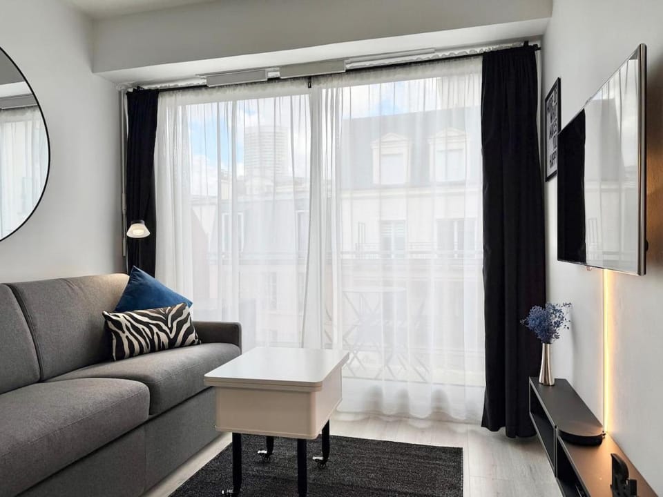 Charming studette with balcony Paris La Défense Apartment in Puteaux
