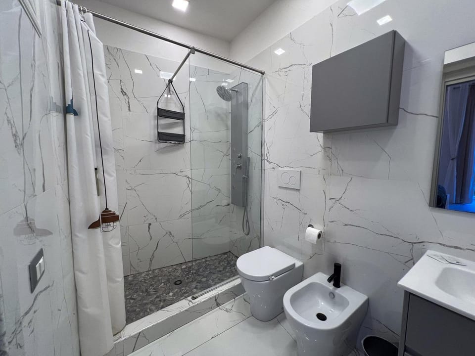 Shower, Toilet, Bathroom, bidet, towels