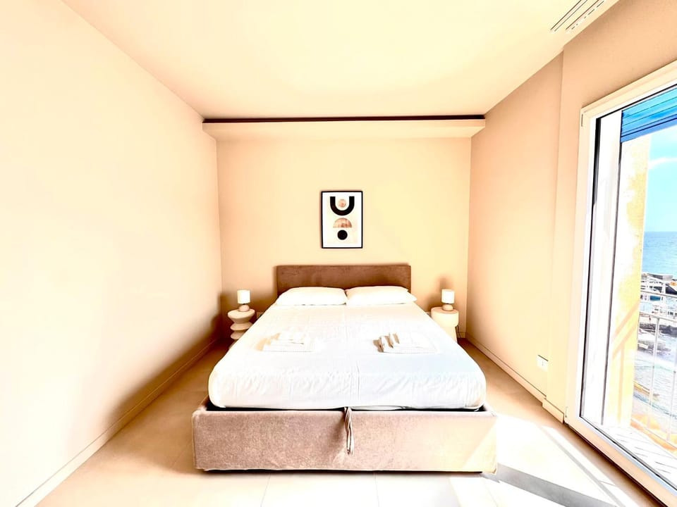 Bed, Bedroom, Sea view, towels