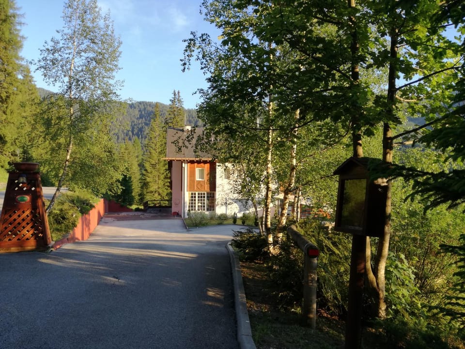 Property building, Facade/entrance, Natural landscape, Garden, Mountain view