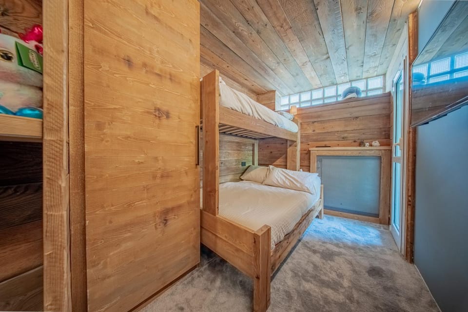 Bedroom, bunk bed