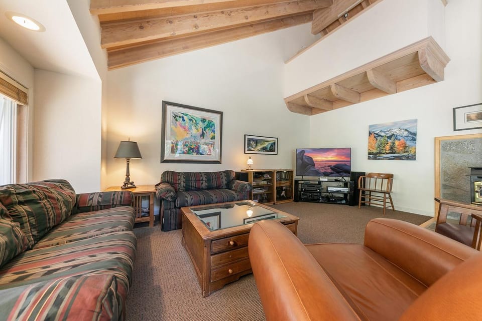 Spike's Place at Tahoe Donner by Tahoe Getaways - 2BR w 2 Bonus Rooms & Walking Distance to HOA! House in Truckee