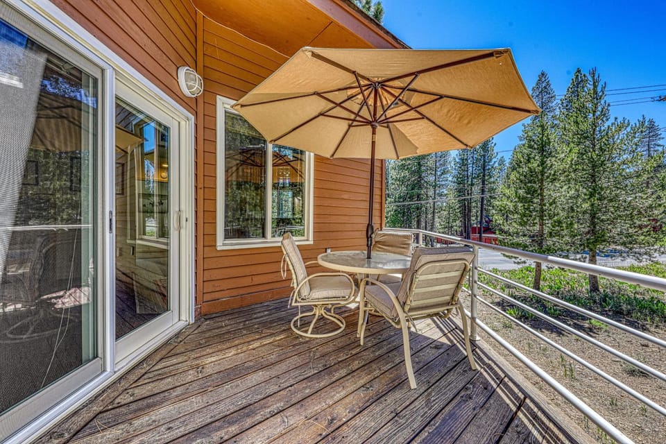 Spike's Place at Tahoe Donner by Tahoe Getaways - 2BR w 2 Bonus Rooms & Walking Distance to HOA! House in Truckee