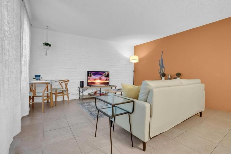 Cute Townhome with Community Pool 5 mins to TMC House in Tucson