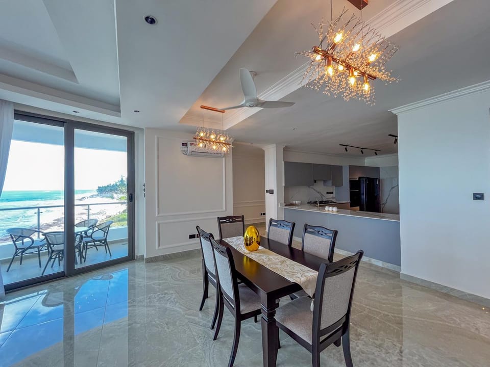 Kitchen or kitchenette, Living room, Seating area, Dining area