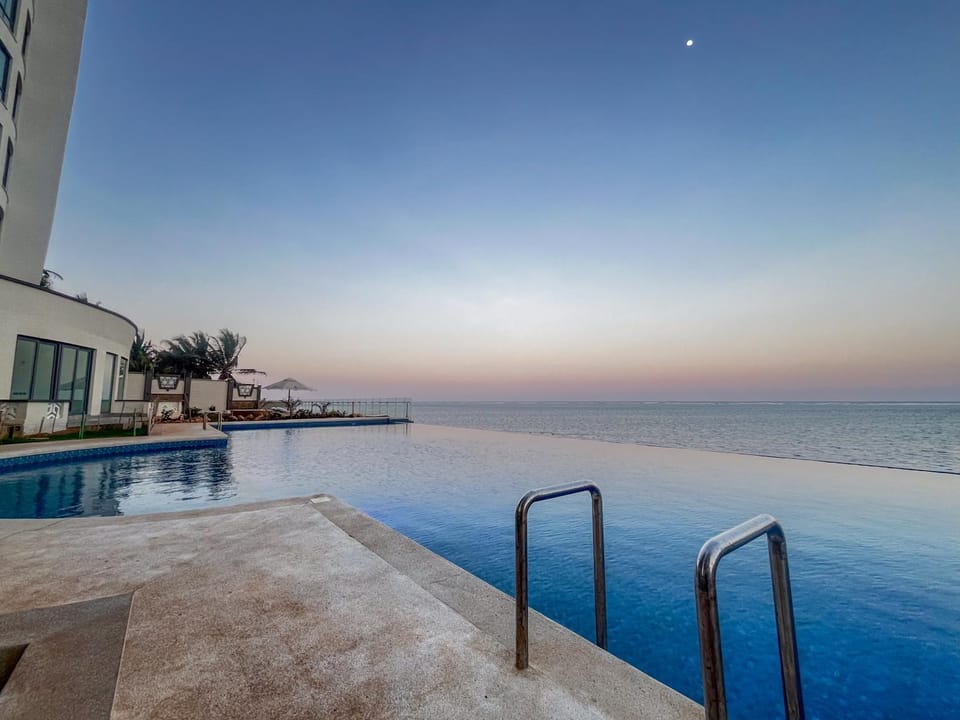 Property building, Day, Natural landscape, Pool view, Sea view, Swimming pool, Sunrise, Sunset, sunbed