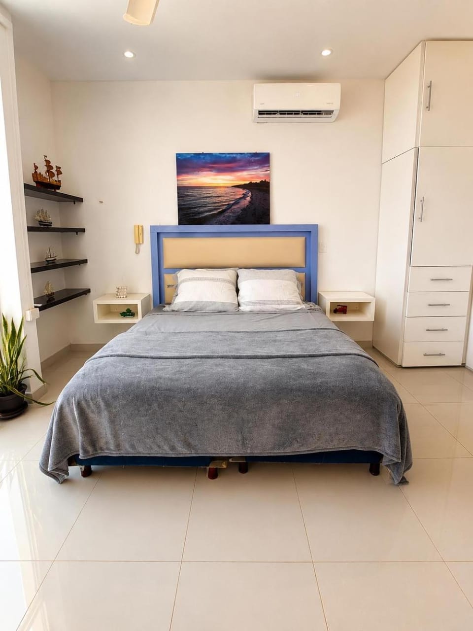 Bedroom, air conditioner