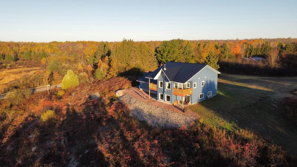 The Bluebird Lodge French River - Pet friendly House in French River