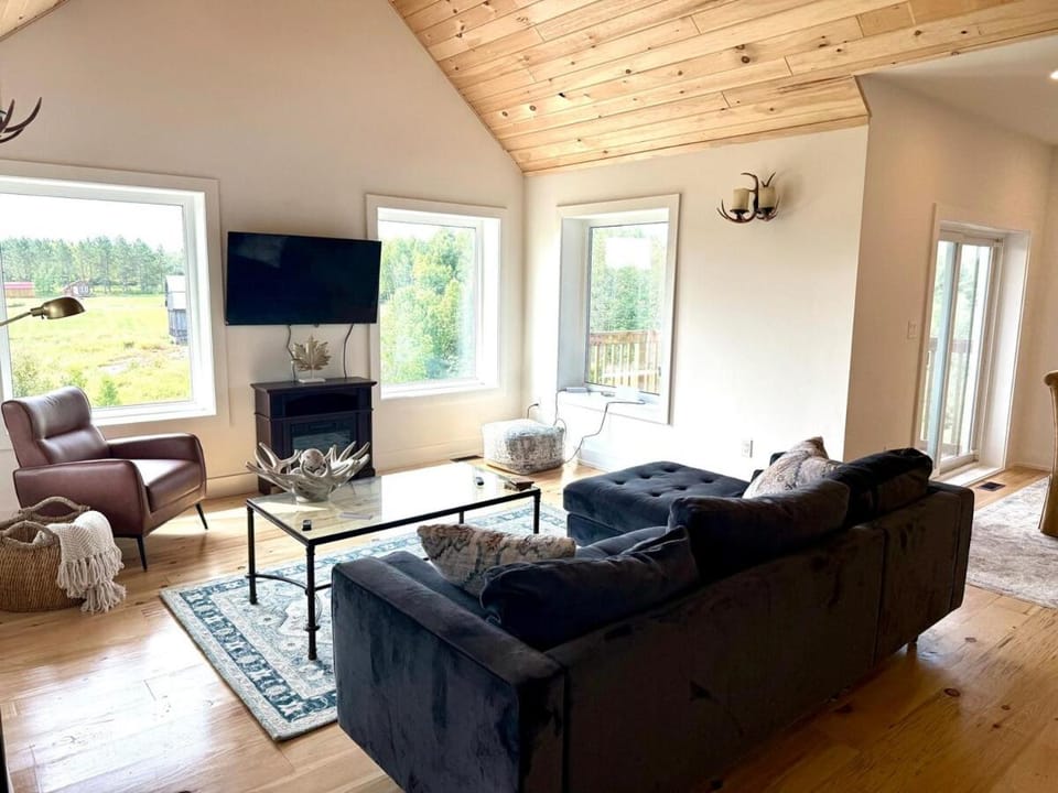 The Bluebird Lodge French River - Pet friendly House in French River