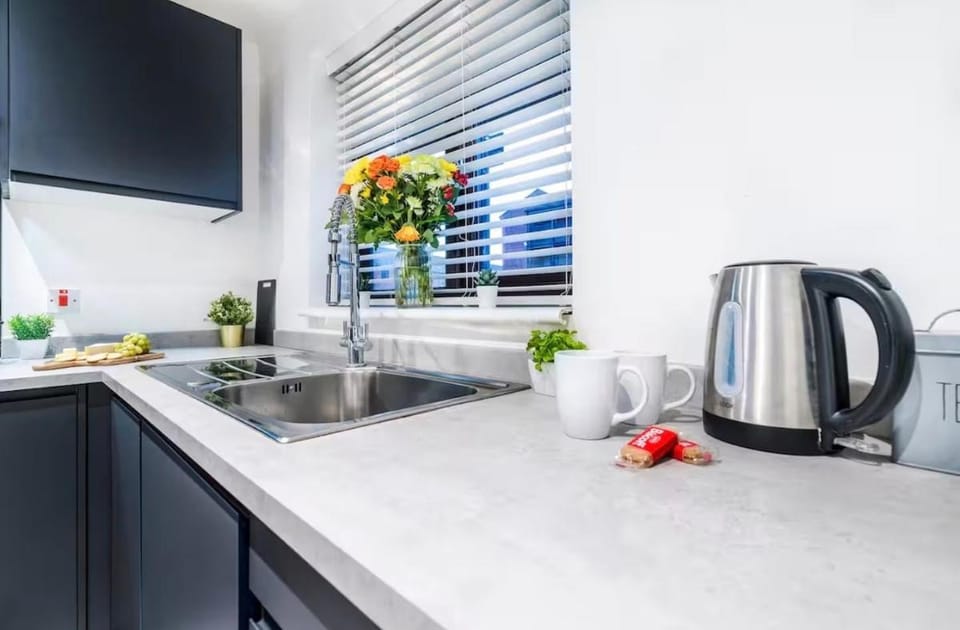 2Bed, Sleeps 5, 6MinsFromCity, Off Street Parking, Perfect For Contractors, Tourists, Business, Travel, Groups, Long And Short Stays Available, Great Rates Available At Peachy Stays Apartment in Nottingham