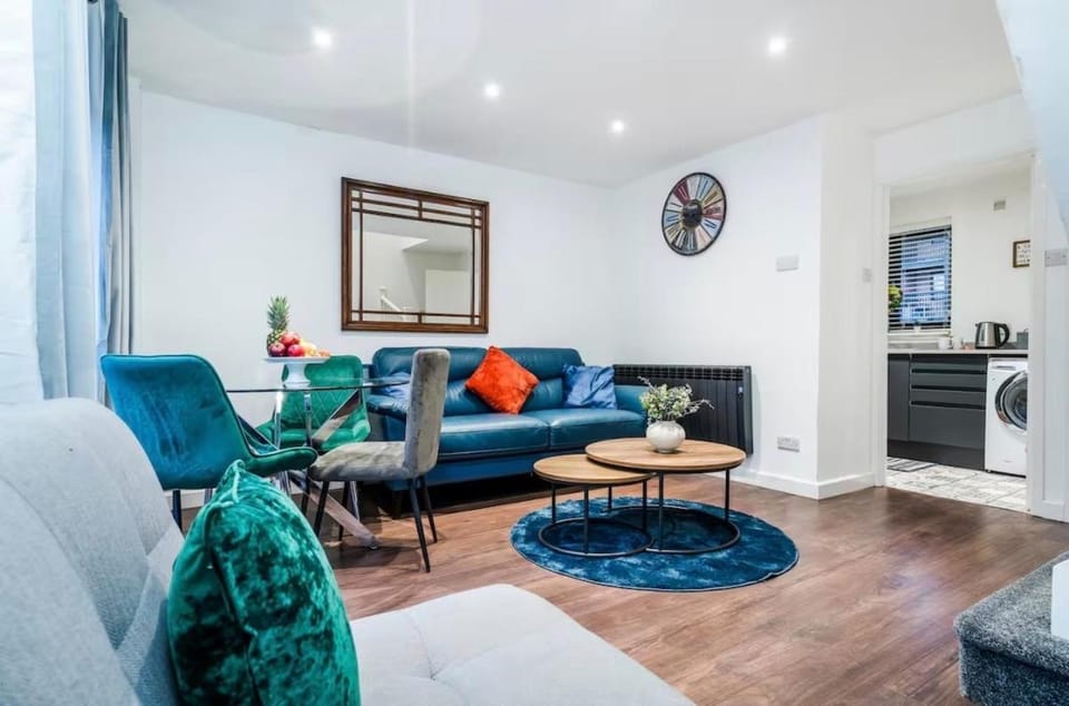 2Bed, Sleeps 5, 6MinsFromCity, Off Street Parking, Perfect For Contractors, Tourists, Business, Travel, Groups, Long And Short Stays Available, Great Rates Available At Peachy Stays Apartment in Nottingham