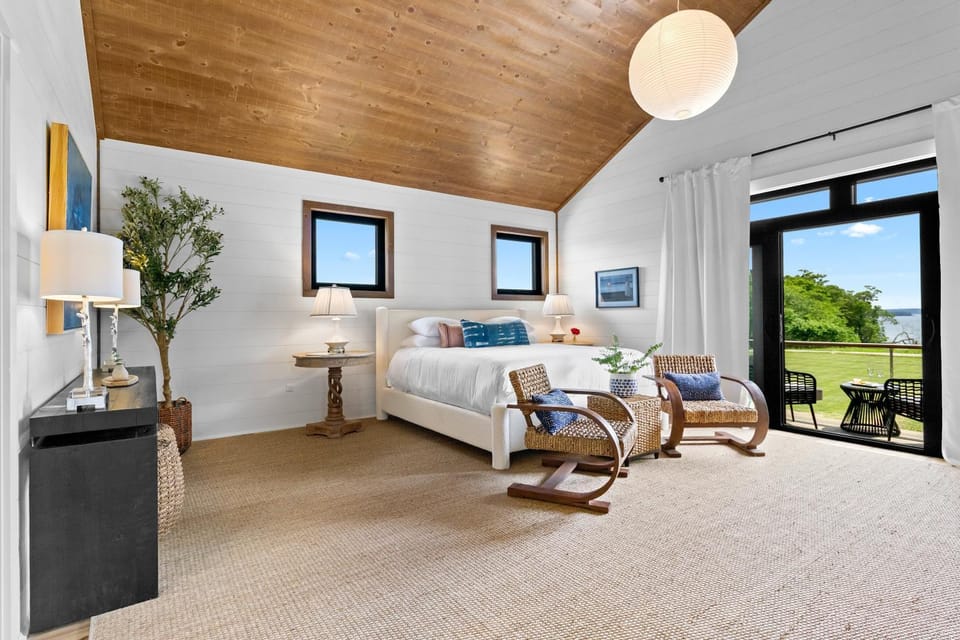 Bed, Photo of the whole room, Seating area, Bedroom