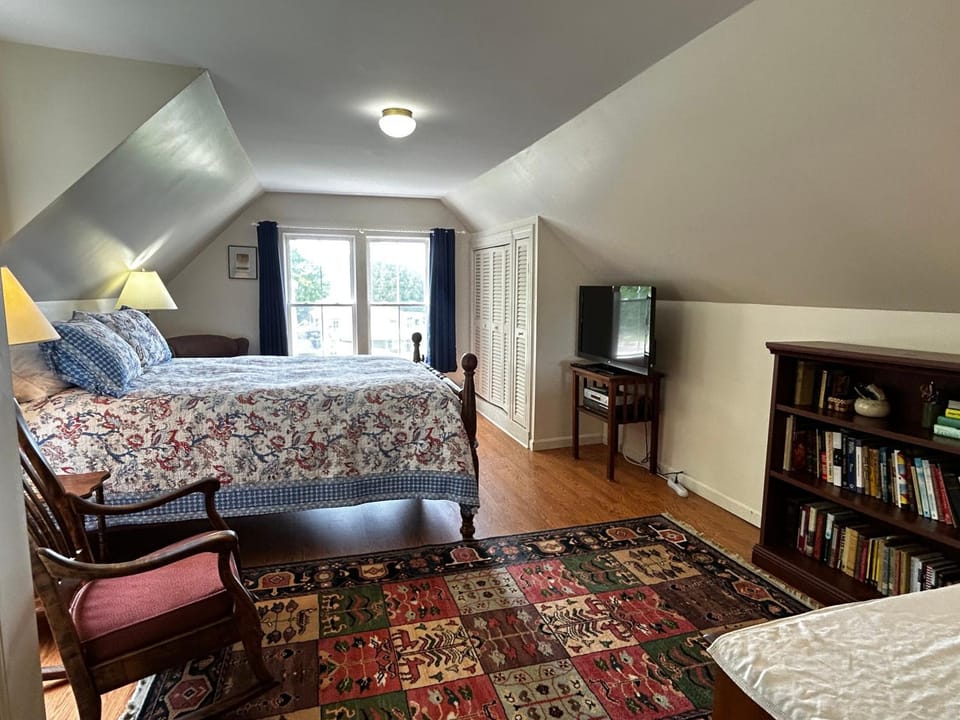 Bed, TV and multimedia, Seating area, Bedroom