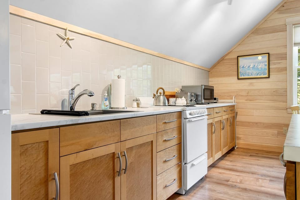 Coffee/tea facilities, Kitchen or kitchenette, oven, kitchen