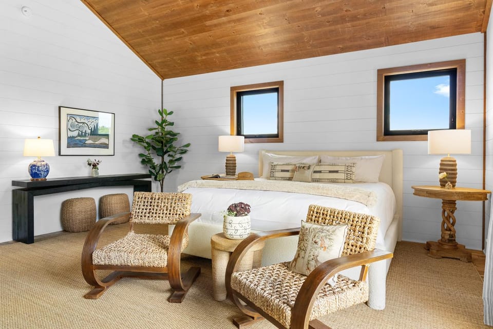 Bed, Seating area, Bedroom