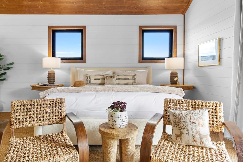 Bed, Seating area, Bedroom