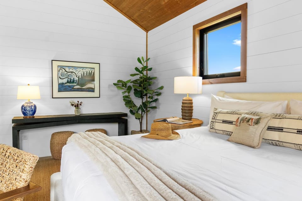 Bed, Seating area, Bedroom