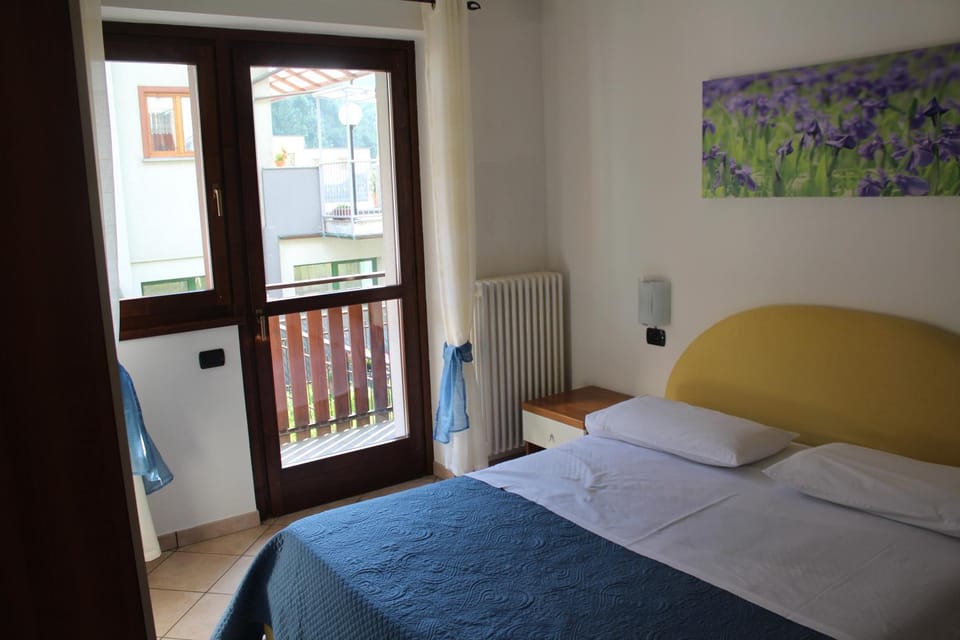 Bed, Bedroom, Garden view