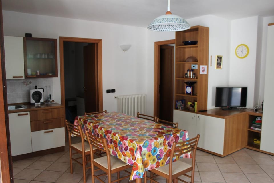 TV and multimedia, Living room, Photo of the whole room, Dining area