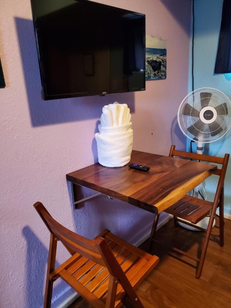 Central Maui Studio • Wall Bunks + Kitchenette Apartment in Wailuku