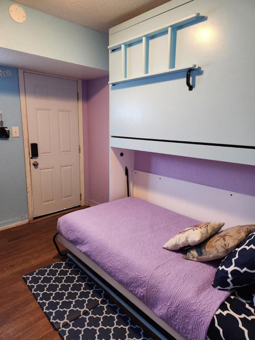 Central Maui Studio • Wall Bunks + Kitchenette Apartment in Wailuku