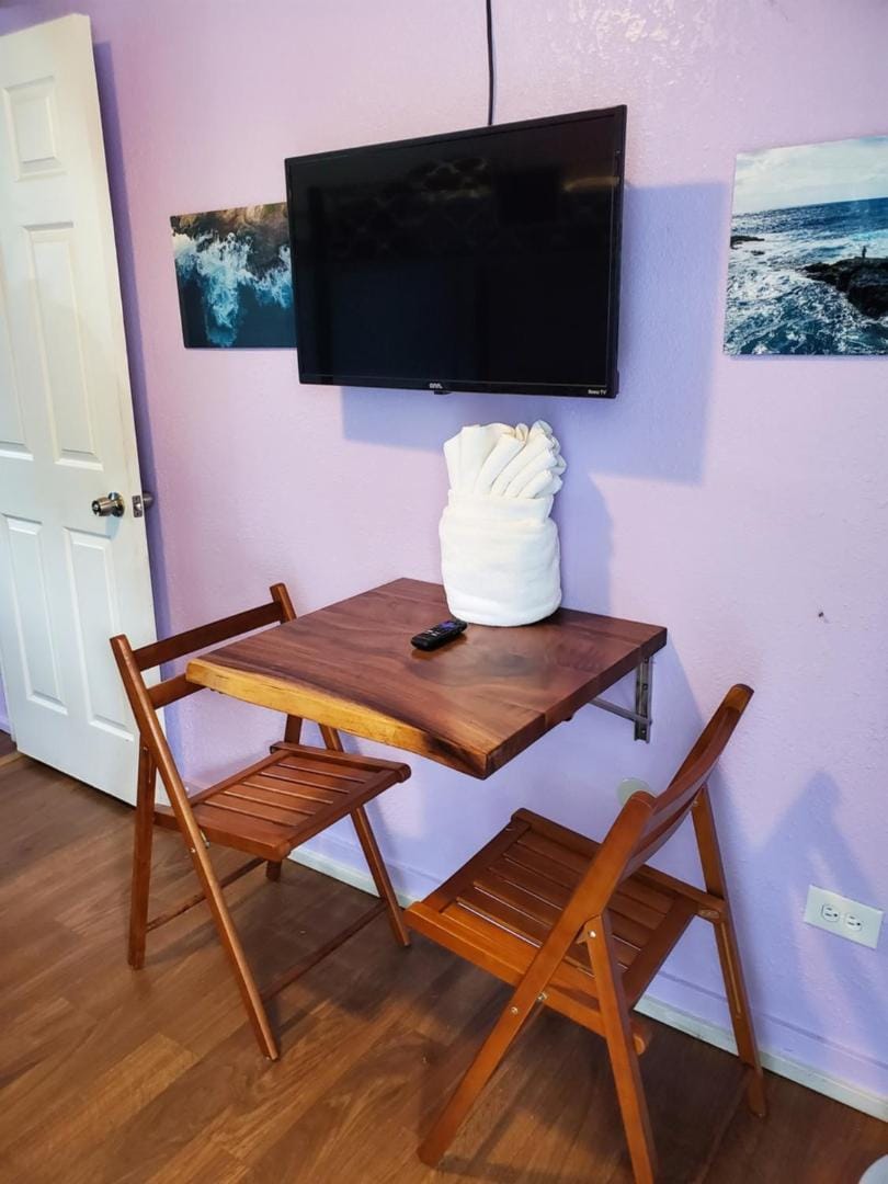 Central Maui Studio • Wall Bunks + Kitchenette Apartment in Wailuku