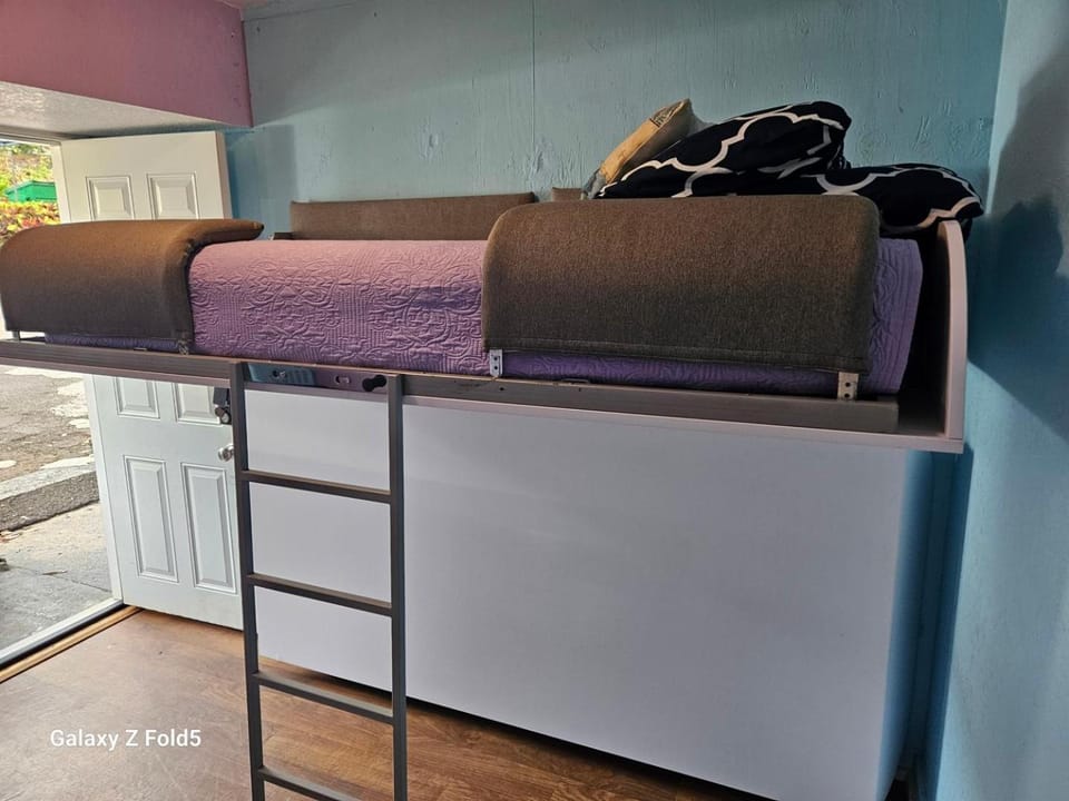 Wailuku Studio • Twin Bunks + Streaming TV Apartment in Wailuku