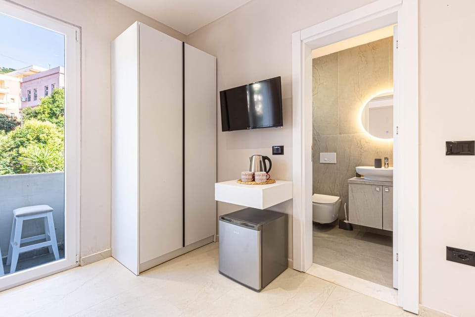 Lian Rooms 6 - Deluxe Triple w Balcony, Parking --- BRAND NEW - Lungomare 3 min walk Apartment in Vlorë
