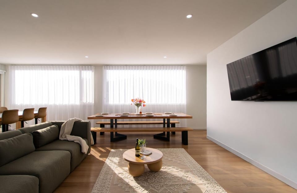 TV and multimedia, Living room, Lounge or bar, Dining area