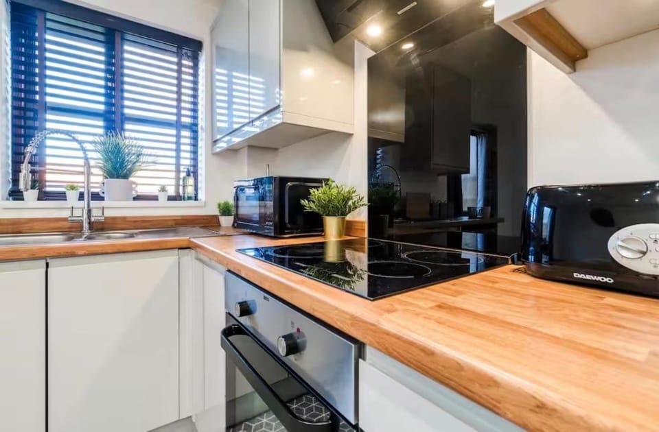 2 Bed House, Sleeps 5, 10 Mins From City, Parking, Garden, Perfect For Contractors, Tourists, Business, Travel, Short And Long Stays Welcome, Great Rates Available At Peachy Stays Apartment in Nottingham