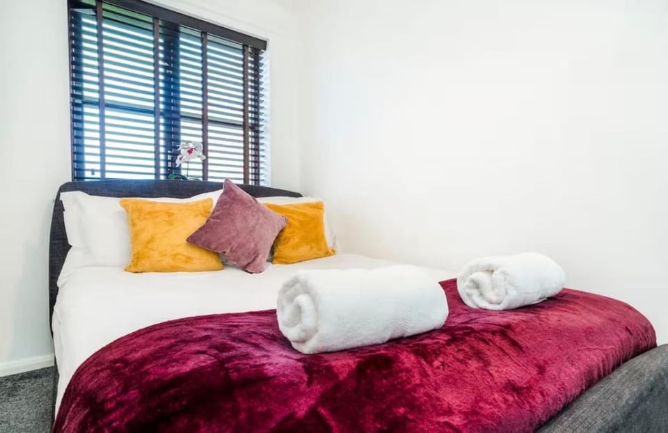 2 Bed House, Sleeps 5, 10 Mins From City, Parking, Garden, Perfect For Contractors, Tourists, Business, Travel, Short And Long Stays Welcome, Great Rates Available At Peachy Stays Apartment in Nottingham