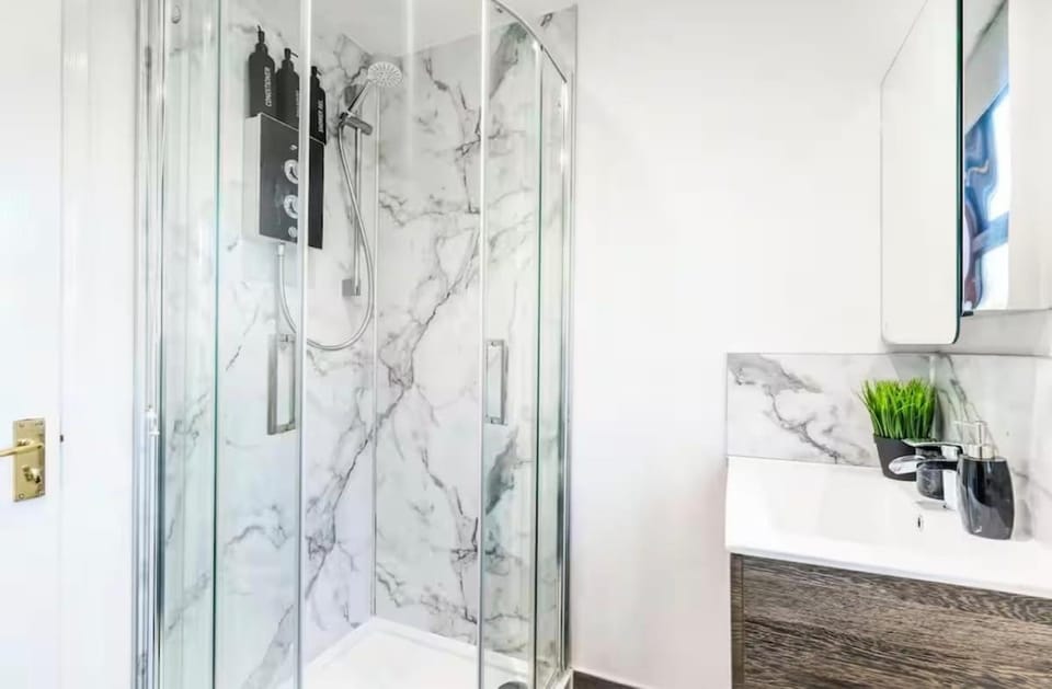 2 Bed House, Sleeps 5, 10 Mins From City, Parking, Garden, Perfect For Contractors, Tourists, Business, Travel, Short And Long Stays Welcome, Great Rates Available At Peachy Stays Apartment in Nottingham