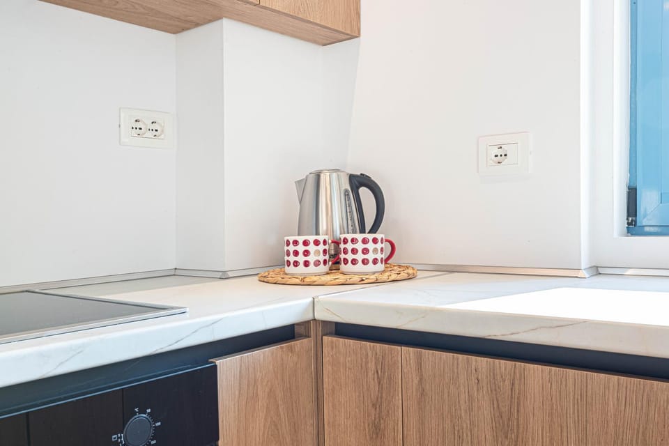 Santorini Dream 3 Apt w Parking, Kitchen and Sunset View - Drymades Apartment in Vlorë County, Albania