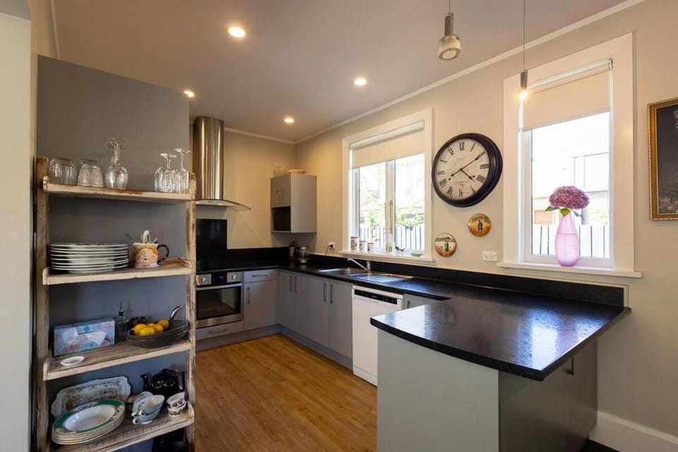 Coffee/tea facilities, Kitchen or kitchenette, dishwasher, oven, stove, toaster