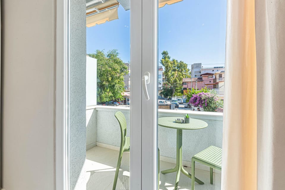 Lian Rooms 8 - Double Suite w Balcony --- BRAND NEW - Lungomare 3 min Apartment in Vlorë