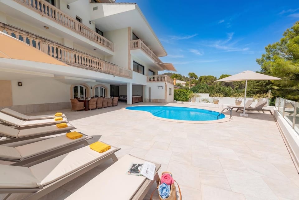 Property building, Balcony/Terrace, Swimming pool, sunbed