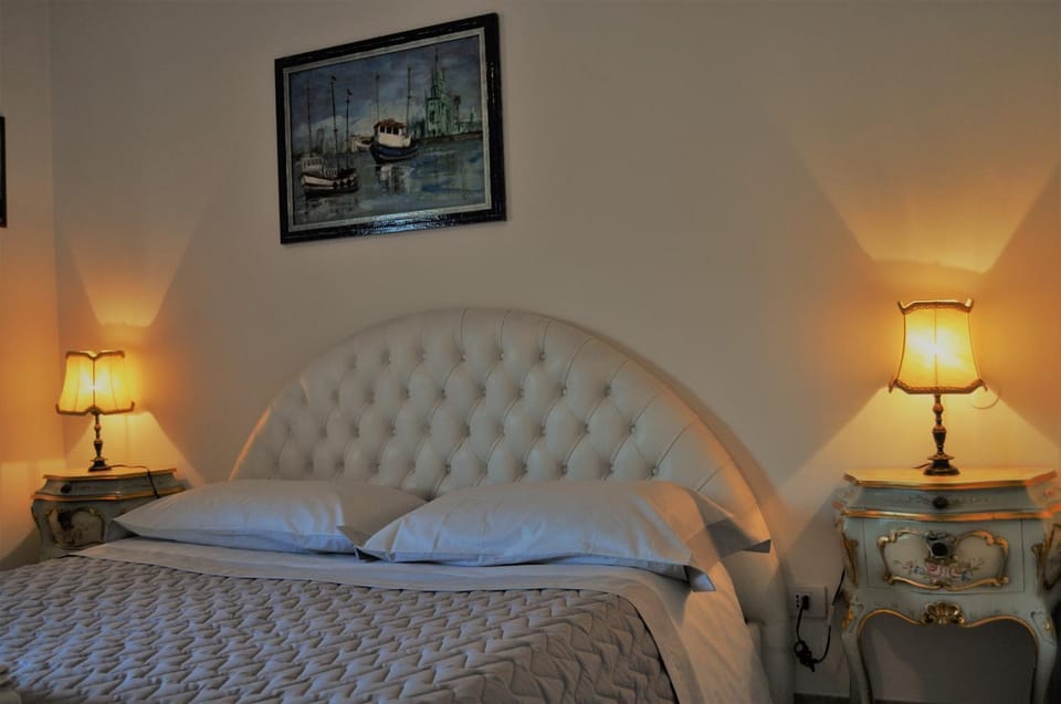 Bed, Photo of the whole room, Decorative detail, Bedroom