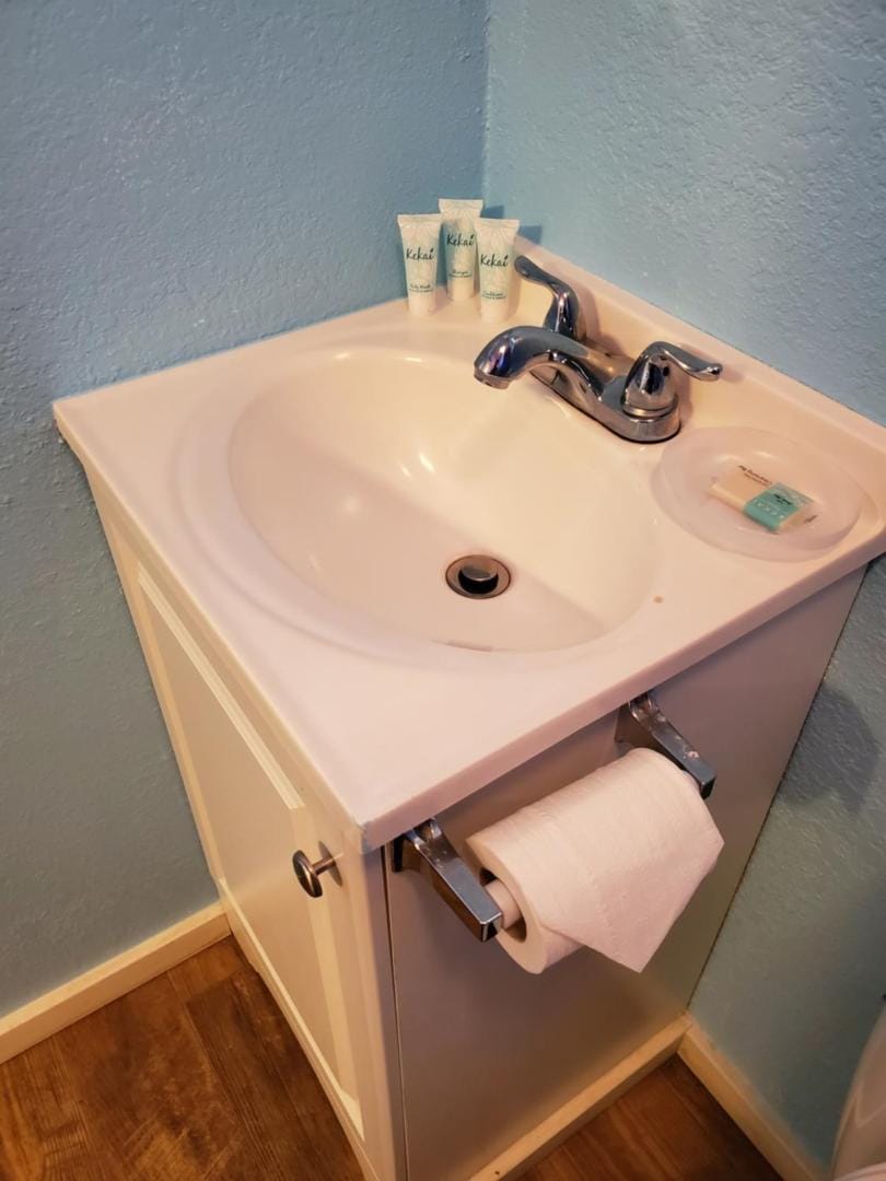 Downtown Wailuku • Queen Bed + Kitchenette Apartment in Wailuku