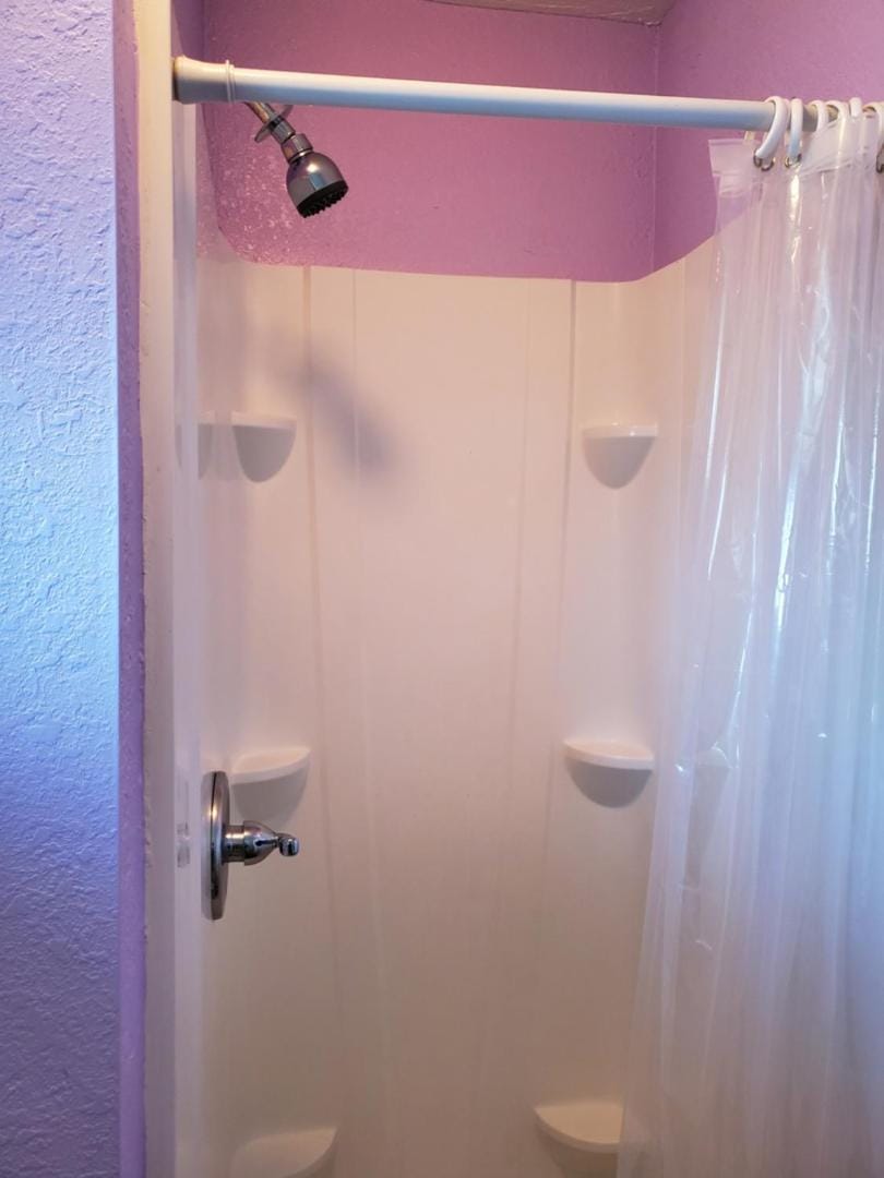 Downtown Wailuku • Queen Bed + Kitchenette Apartment in Wailuku