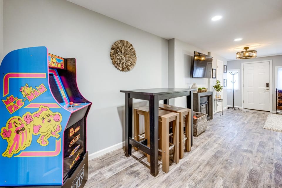 Convenient, Cozy Home: Porches, Fire Pit, Office House in Meriden