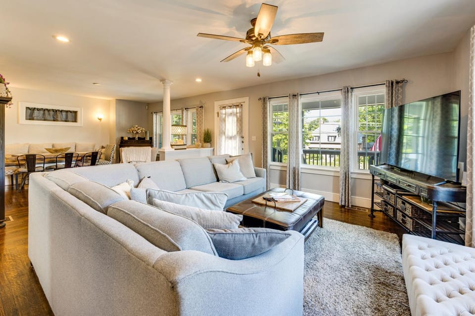 Convenient, Cozy Home: Porches, Fire Pit, Office House in Meriden