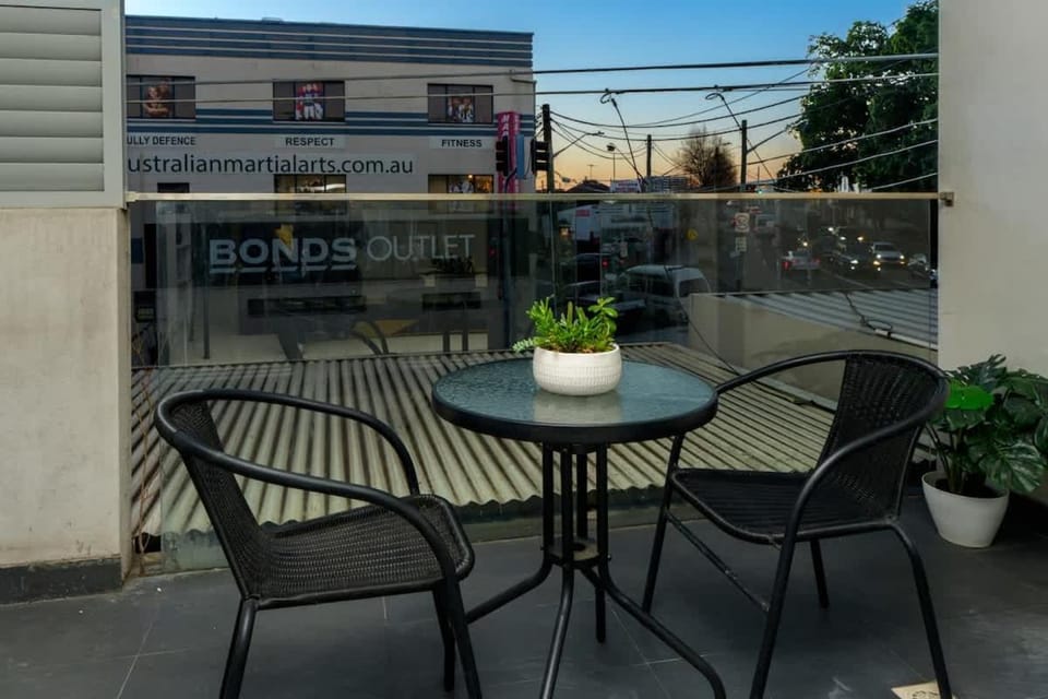 Spacious Apartment - 3 min walk to Train & Metro Apartment in Marrickville