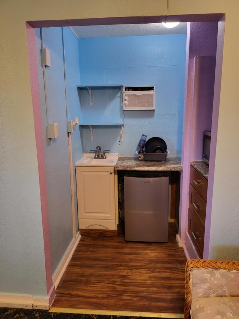 Queen Bed w/ Kitchenette • Heart of Wailuku Apartment in Wailuku
