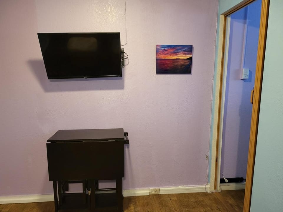 Queen Bed w/ Kitchenette • Heart of Wailuku Apartment in Wailuku