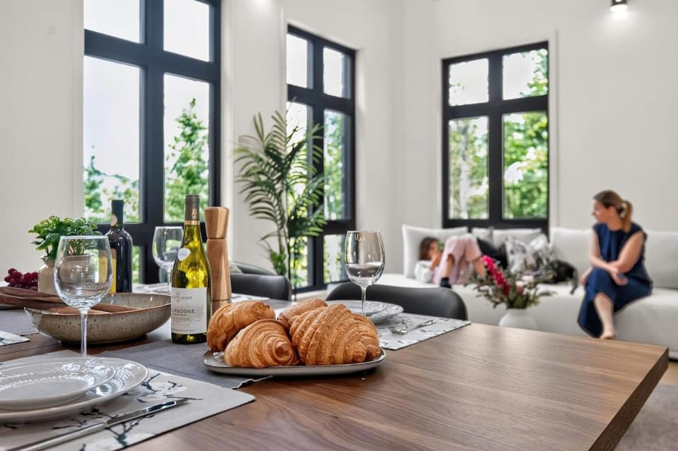 Living room, Food and drinks, group of guests