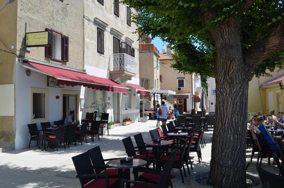 Restaurant/places to eat, Neighbourhood