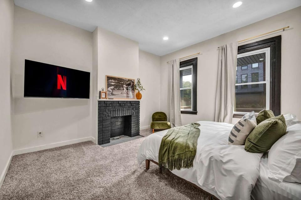Near Tremont - 4BR - Sleeps 15 - Xbox House in Ohio City